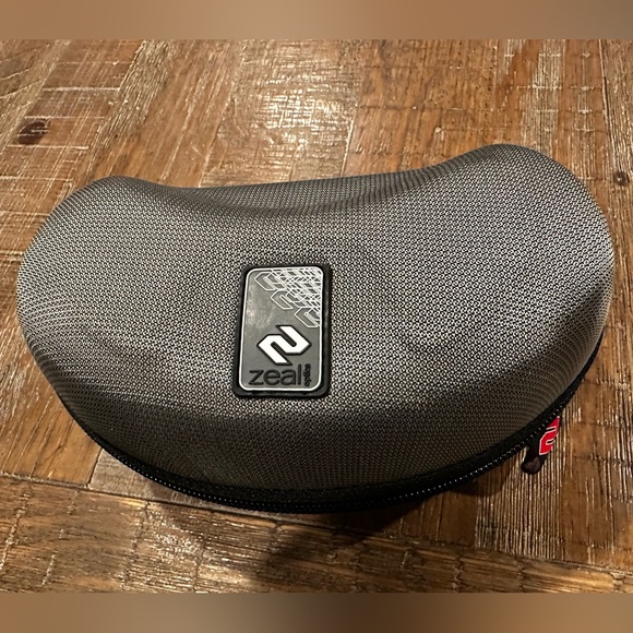 ZEAL Ski Goggles and Case - Picture 12 of 12